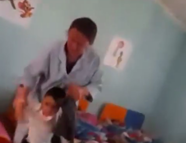 Bağçada azyaşlıya şiddət göstərən dayə işdən çıxarıldı