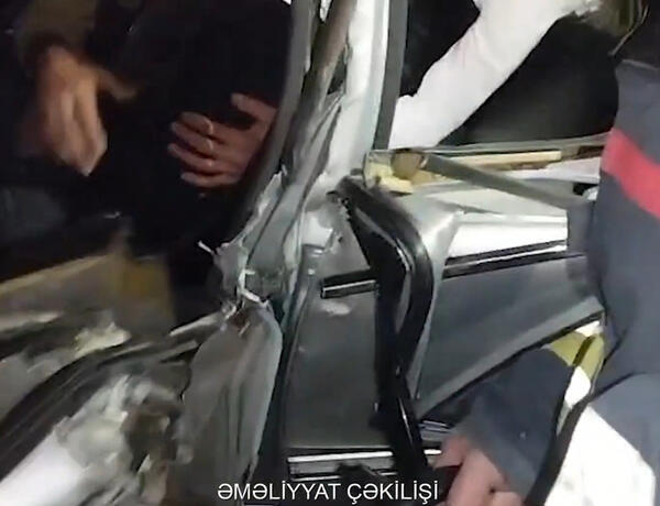 Maşında sıxılı vəziyyətdə qalan sürücü belə xilas edildi –