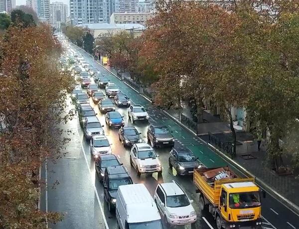 Paytaxtın bəzi yollarında nəqliyyatın sıxlığı yaranıb