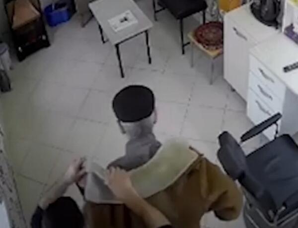 Müştərisinin saçını kəsdi, sonra başına torba keçirib pullarını taladı –