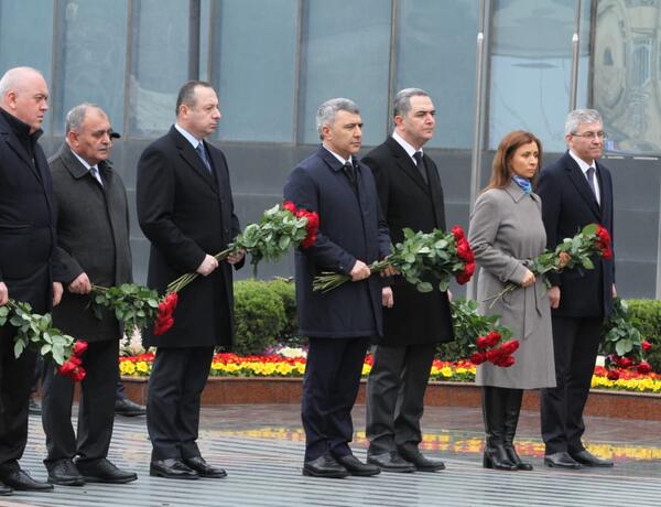 Ali Məhkəmənin rəhbərliyi Xocalı soyqırımı abidəsini ziyarət etdi
