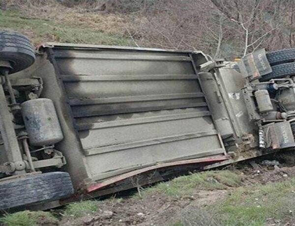 Kəlbəcərdə yük avtomobili aşdı, 3 nəfər öldü
