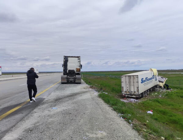 Ödənişli yolda qarpız dolu TIR aşdı –