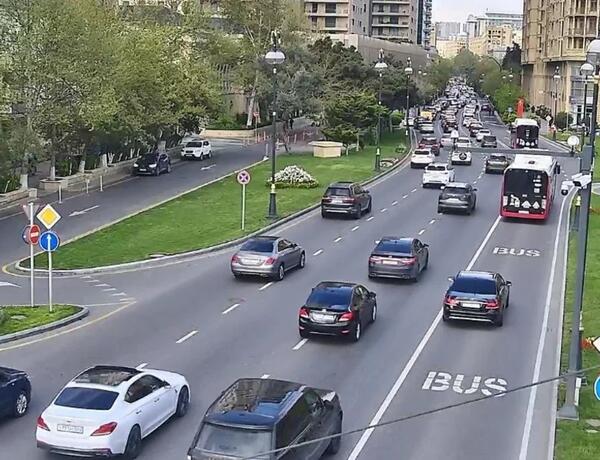 Bakının bir sıra yollarında nəqliyyatın sıxlığı yaranıb