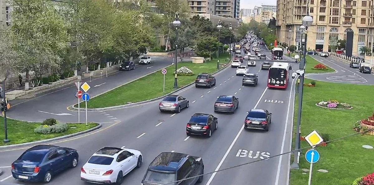 Bakının bir sıra yollarında nəqliyyatın sıxlığı yaranıb