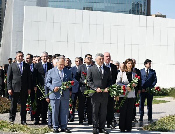 Ali Məhkəmənin kollektivi Zəfər parkını ziyarət etdi