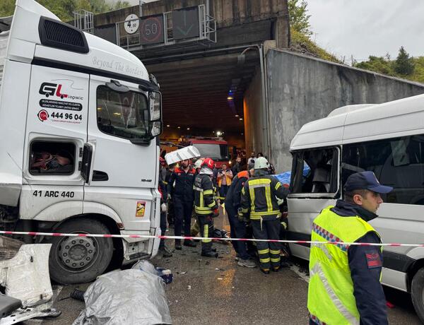 Mikroavtobusla yük maşını toqquşdu: