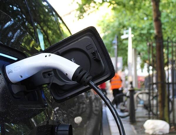 Elektrikli avtomobillər üçün daha yüngül və uzunömürlü batareya hazırlanıb
