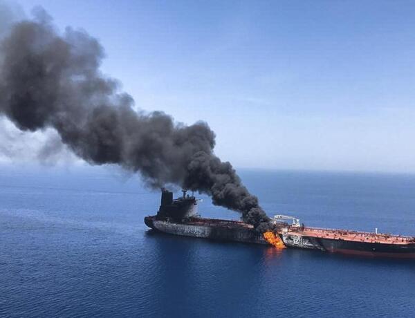 Oman sahillərində neft tankerinə naməlum mərmi ilə zərbə endirildi