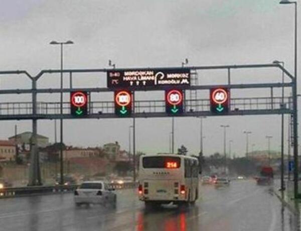 Bakıda bir sıra yollarda sürət həddi endirildi, portallarda “sürüşkən yol” işarəsi aktivləşdirildi