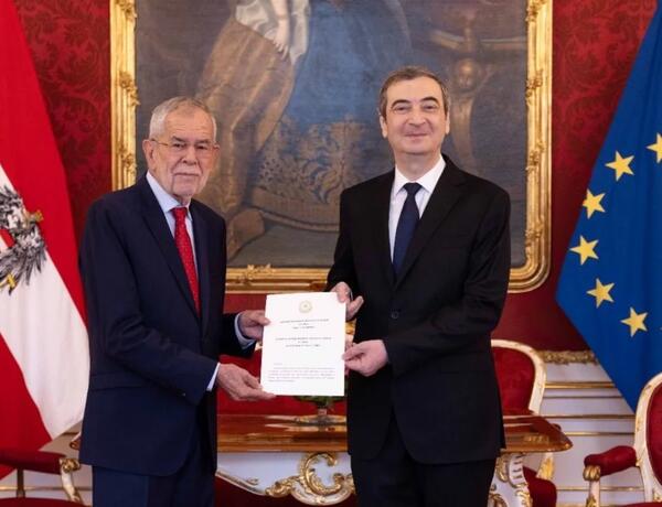 Kamil Xasiyev etimadnaməsini Avstriya Prezidentinə təqdim etdi