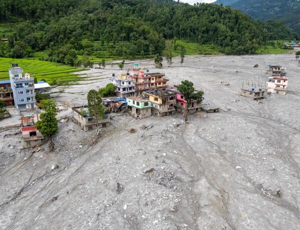 Nepalda daşqınlardan sonra axtarış-xilasetmə işləri dayandırılması narazılığa səbəb olub