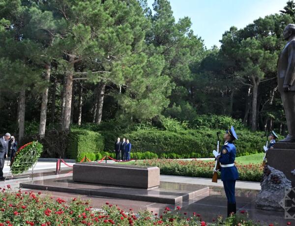 Kambocanın Baş naziri Ümummilli Lider Heydər Əliyevin məzarını ziyarət edib –