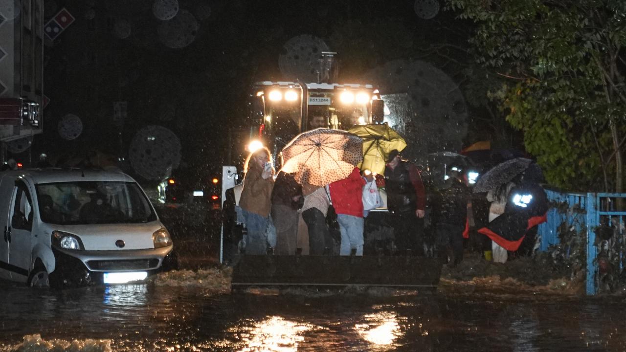 İstanbulda güclü yağış: Evləri su basdı, 2 nəfər öldü –
