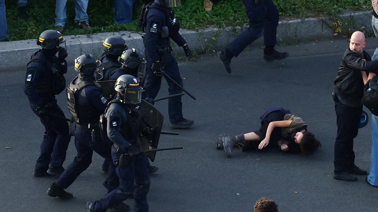 Fransada etirazlar zamanı polisin müdaxiləsi nəticəsində bir neçə yeniyetmə ağır xəsarət alıb