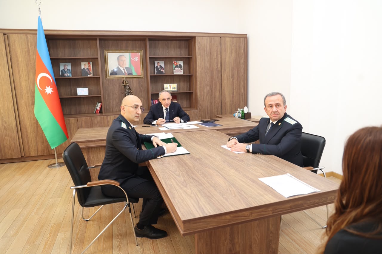 Baş prokuror Səbail rayonunda vətəndaşları qəbul etdi –