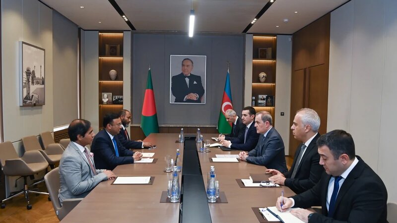 Ceyhun Bayramov banqladeşli həmkarı ilə görüşdü