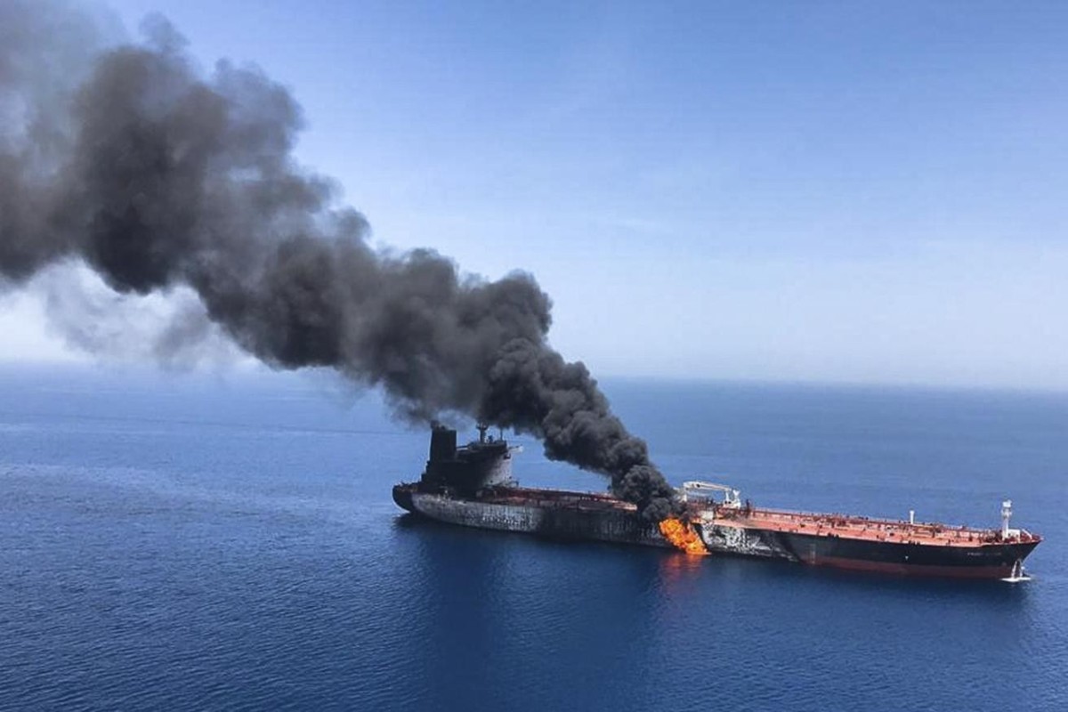 Hörmüz boğazında minaya toxunan supertanker partladı