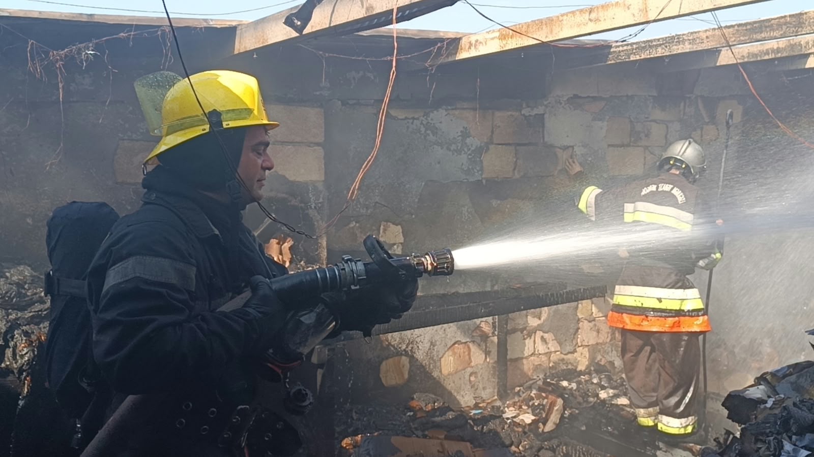 Lökbatanda anbarda yanğın oldu –