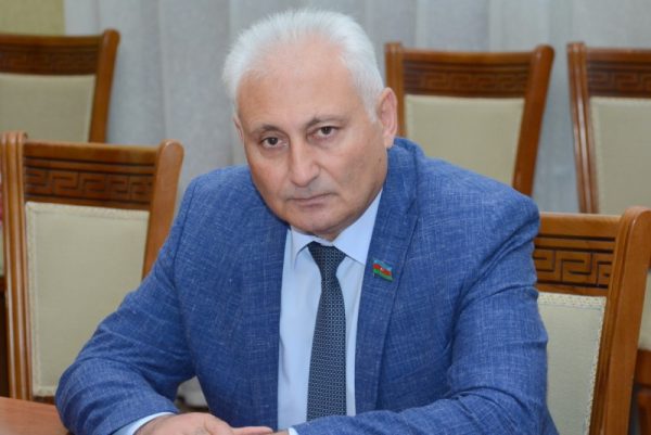Deputat məhkəmə hakimləri ilə bağlı narazılıq etdi