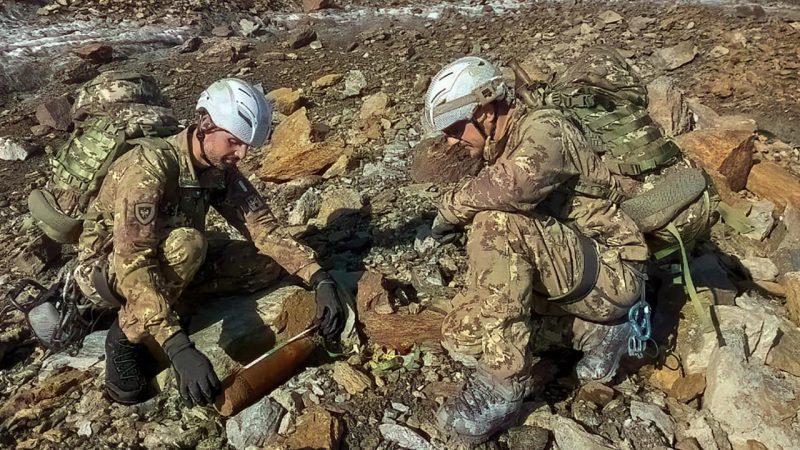 İtaliyada əriyən buzlaqların altından 250-yə yaxın hərbi sursat tapılıb