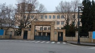 Bakıda məktəbdə çəkiliş edən media nümayəndələri zorakılığa məruz qaldı, saxlanılanlar var