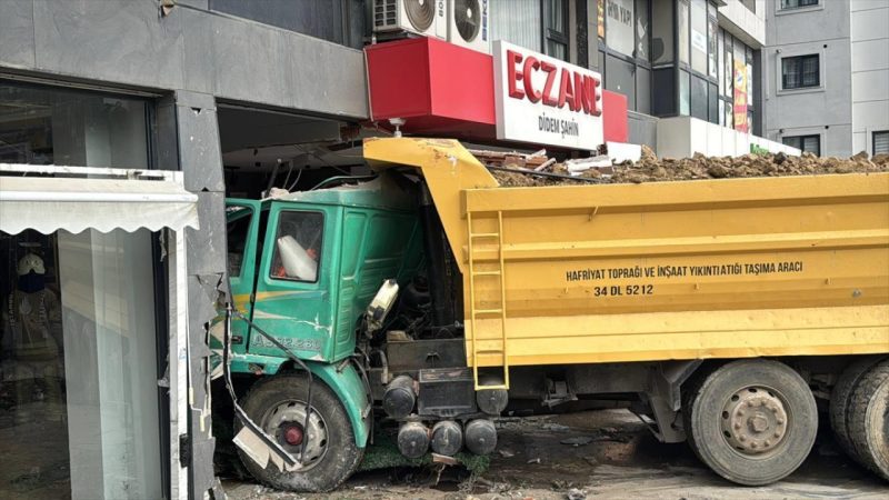 İstanbulda yük maşını aptekə çırpılıb: 7 nəfər yaralanıb