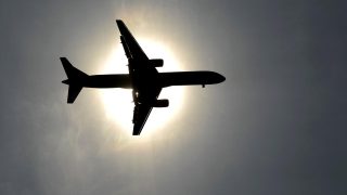 ABŞ-də sərnişin təyyarəsi terror təhdidinə görə hava limanına qayıdıb