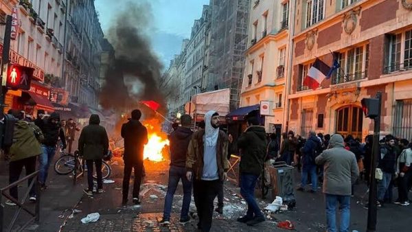Parisdə etiraz aksiyası zamanı polis əməkdaşı yaralandı